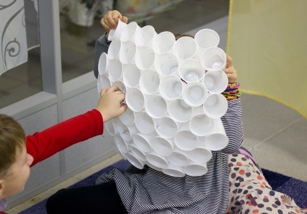 Как сделать снеговик из пластиковых стаканчиков пошагово